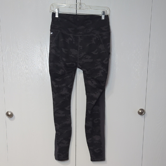 Fabletics Green & Black Camo Leggings w/Pockets with Powerhold Technology - SZ M - Picture 3 of 6